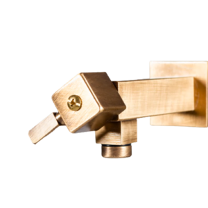 rubinetto moderno con profilo squadrato valvola frontale bronzato