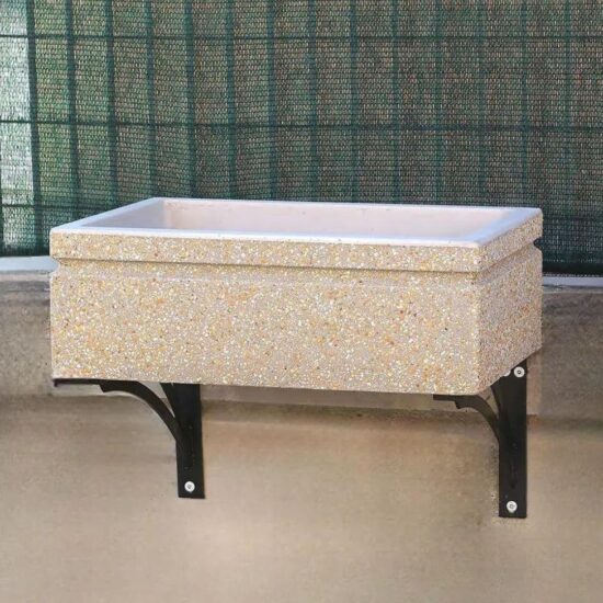 lavandino fissato a muro con staffe di sostegno