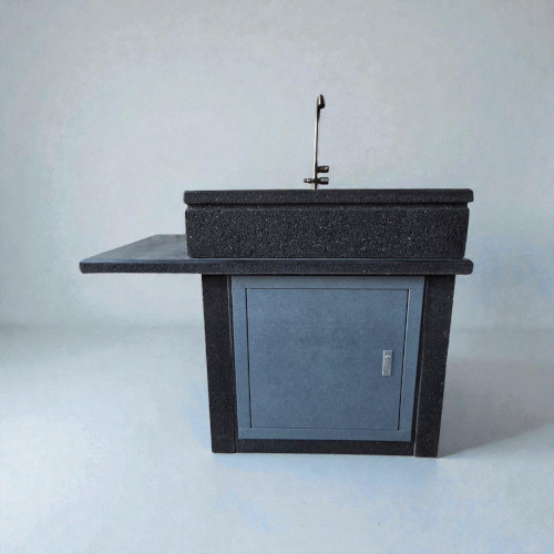 Lavandino con base 80x40 e ripiano integrato tutto a sinistra, vasca con rubinetto in appoggio, nero, sportello grigio dolomite