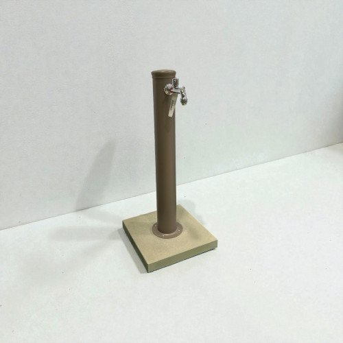 Fontana in ferro con base con scarico a perdere in cemento